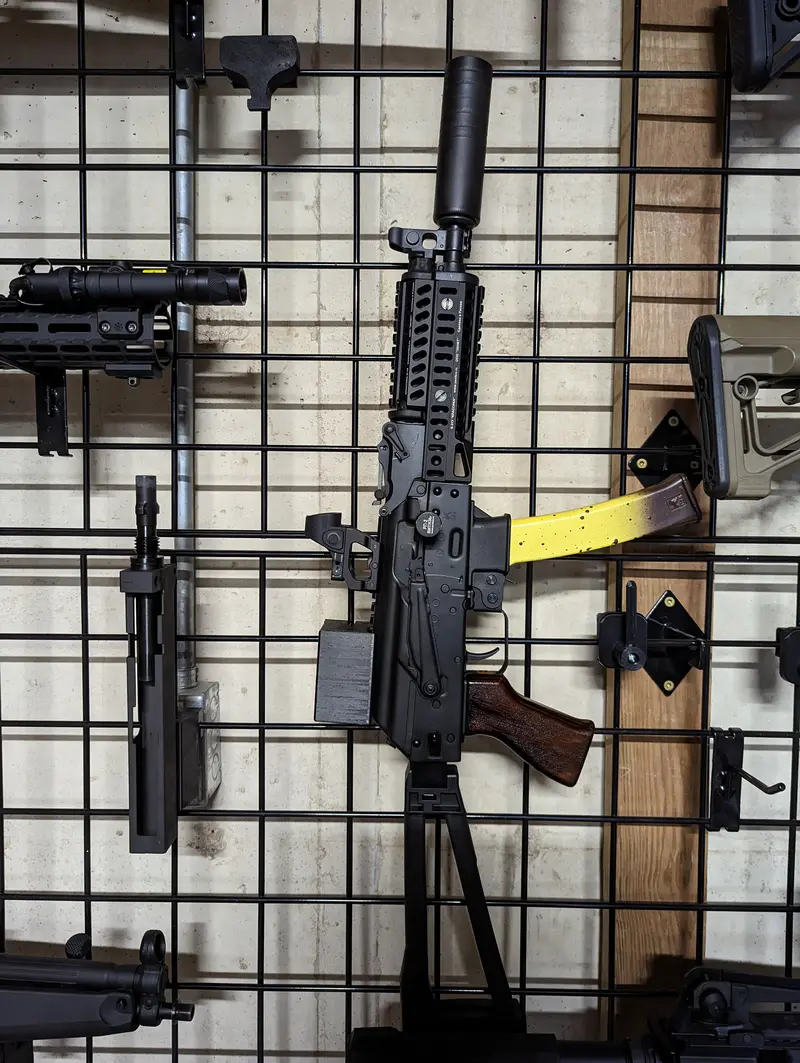 Gridwall-Compatible Picatinny Rail Mount For Rifles And Accessories 1