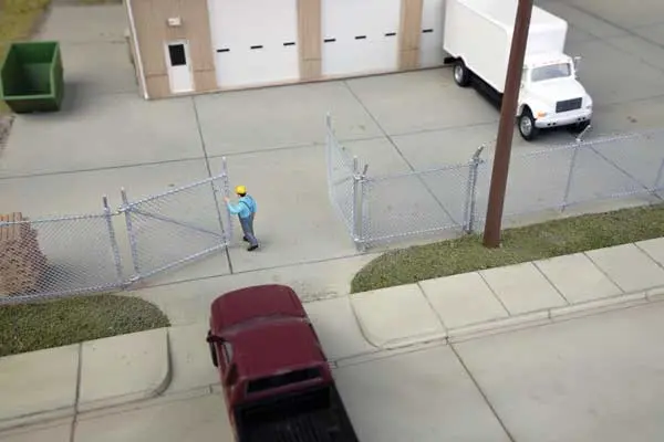 Walthers Assembled Chain Link Fence Model For Railroad Scenery (949-4204) 1